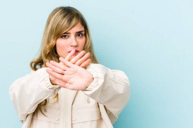 Sarışın, beyaz bir kadın inkar hareketi yapıyor.