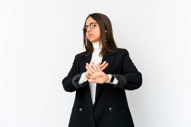 Genç melez iş kadını, beyaz arka planda izole edilmiş, inkar jesti yapıyor.