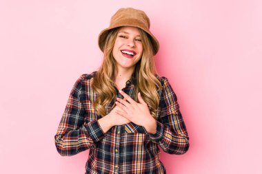 Kafkasyalı şapkalı genç bir kadın yalnız gülüyor, elini yüreğine koyuyor, mutluluk kavramını koruyor..