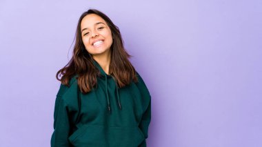 Genç, melez İspanyol kadın mutlu, güler yüzlü ve neşeli..