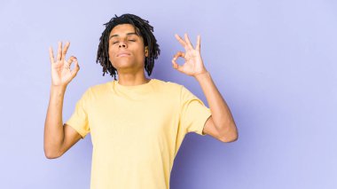 Genç Afrikalı Amerikalı Rasta Adam yorucu bir günün ardından rahatlıyor. Yoga yapıyor..