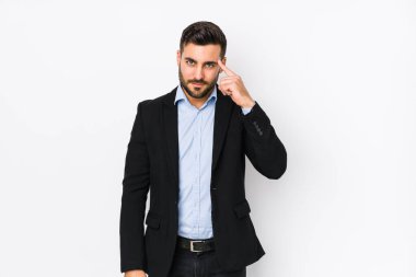 Beyaz bir geçmişi olan, beyaz tenli genç beyaz bir iş adamı, bir göreve odaklanmış, düşünen, parmağıyla tapınağı işaret ediyor..