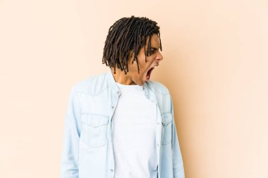 Genç Afrikalı Amerikalı Rasta adam çok kızgın, öfkeli ve sinirli bağırıyor..