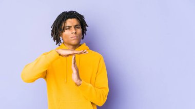Genç Afrikalı Amerikalı Rasta adam mola veriyor..