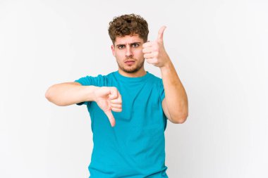 Sarışın, kıvırcık saçlı, beyaz tenli, soyutlanmış, baş parmağını kaldırmış, zor bir seçim.