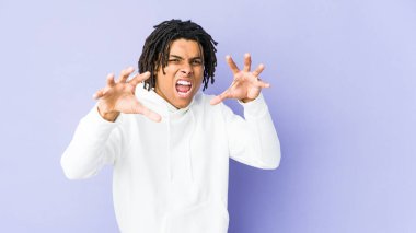 Genç Afrikalı Amerikalı Rasta adam pençelerini göstererek kedi taklidi yapıyor, agresif bir hareket..