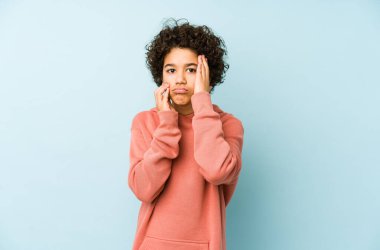 Afrika kökenli Amerikalı küçük bir çocuk yalnız başına sızlanıyor ve ağlıyor..