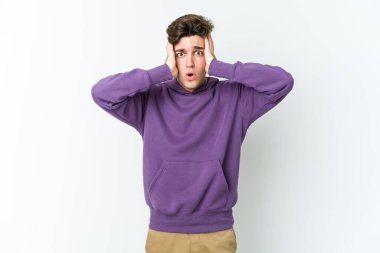 Beyaz arka planda izole genç beyaz adam şok, o önemli bir toplantı hatırladı.