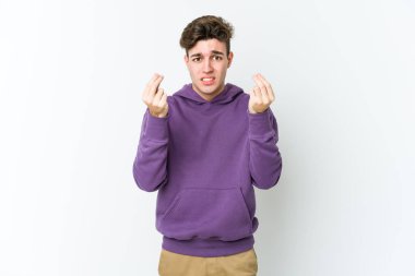 Beyaz arka planda izole genç beyaz adam onun hiç parası olmadığını gösteriyor.