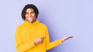 Genç Afrikalı Amerikalı Rasta adam Palm 'da bir fotokopi yeri tutarken heyecanlandı..