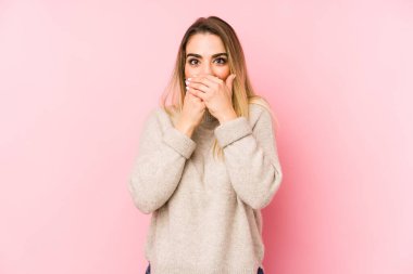 Soyutlanmış arka planda kalan orta yaşlı kadın elleriyle ağzını kapatırken şok oldu..