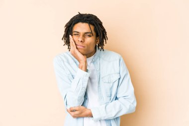 Sıkılmış, yorgun ve dinlenmeye ihtiyacı olan genç Afro-Amerikan Rasta adamı..