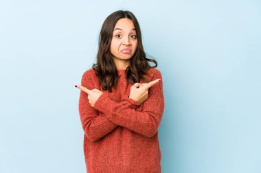 Genç melez İspanyol kadın iki seçenek arasında seçim yapmaya çalışıyor..