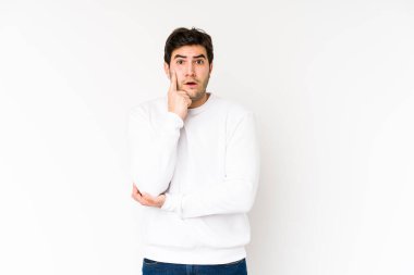 Genç adam beyaz arka planda izole edilmiş. Yaratıcılık kavramı, harika bir fikri var..