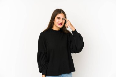 Beyaz arka planda izole edilmiş beyaz bir kadın işaret parmağıyla hayal kırıklığı jesti yapıyor..