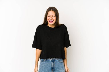 Beyaz arka planda izole edilmiş genç beyaz kadın gülüyor ve gözlerini kapıyor, rahatlamış ve mutlu hissediyor..