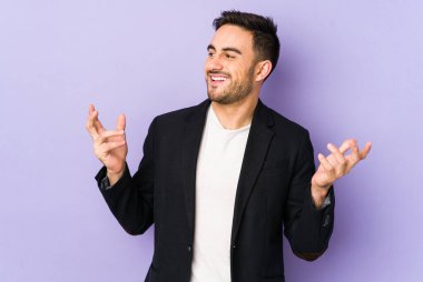 Mor arka planda izole edilmiş beyaz bir adam neşeli bir şekilde gülüyor. Mutluluk kavramı.
