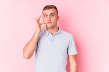 Kafkasyalı genç bir adam dudaklarında parmaklarıyla bir sır saklıyor..