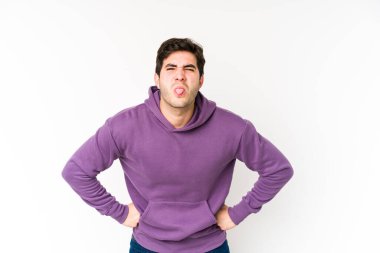 Genç adam beyaz arka planda izole edilmiş komik ve dost canlısı bir dille..