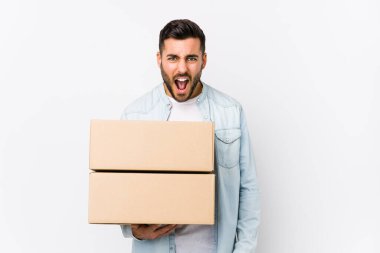 Kafkasyalı genç bir adam yeni evine taşınıyor. Çok sinirli ve agresif çığlıklar atıyor..