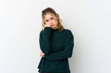 Beyaz arka plandaki genç beyaz kadın tekrarlanan bir görevden bıktı..