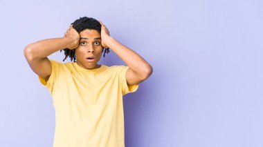 Genç Afro-Amerikan Rasta adam şoka uğruyor, önemli bir toplantıyı hatırlıyor..