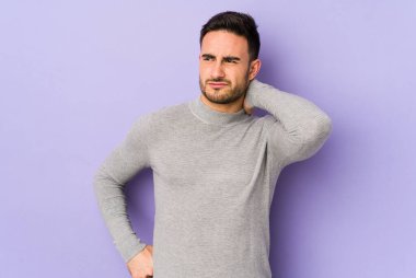 Mor arka planda izole edilmiş genç beyaz adam sabit yaşam tarzından dolayı boyun ağrısı çekiyor..