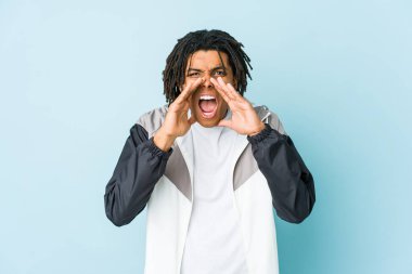 Genç Afro-Amerikan sporcu bağırıyor.