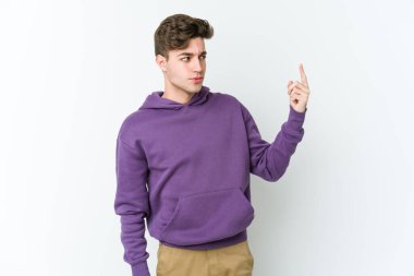 Beyaz arka planda izole edilmiş genç beyaz bir adam seni işaret ediyor. Sanki davet ediliyormuş gibi..