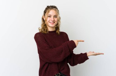 Beyaz arka plandaki genç beyaz kadın, elinde bir fotokopi alanı tutarken heyecanlanıyor..