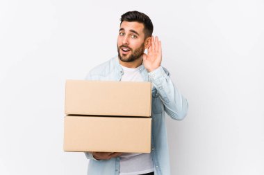 Kafkasyalı genç bir adam yeni evine taşınıyor. Bir dedikoduyu dinlemeye çalışıyor..