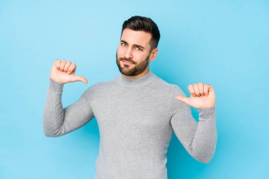 Mavi bir geçmişi olan genç beyaz bir adam kendini gururlu ve kendinden emin hissediyor, örnek olarak..