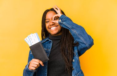 Pasaportu olan genç Afrikalı Amerikalı bir kadın heyecanlı bir şekilde izole edildi..