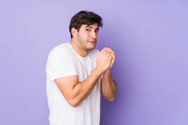 Mor arka planda yalnız genç adam korkmuş ve korkmuş..