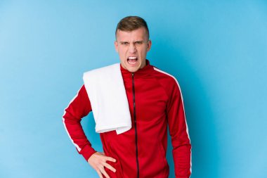 Genç sporcu çok sinirli ve agresif bağırıyor..