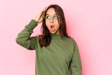 Latin kökenli genç bir kadın şok geçiriyordu. Önemli bir buluşmayı hatırladı..