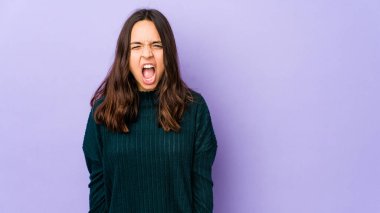 Genç, melez İspanyol kadın çok kızgın, öfkeli, hayal kırıklığına uğramış bağırıyor..