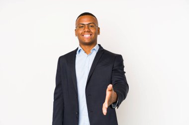 Genç iş adamı beyaz arka planda izole edilmiş. Kameraya elini uzatıp selam veriyor..