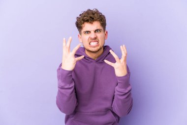 Sarışın, kıvırcık saçlı, beyaz tenli yalnız bir adam gergin elleriyle çığlık atıyor..