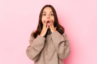 Latin kökenli genç bir kadın şok olmuş, ağzı ellerle kaplanmış, yeni bir şey keşfetmek için sabırsızlanıyor..