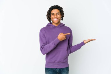 Genç Afrikalı Amerikalı Rasta adam Palm 'da bir fotokopi yeri tutarken heyecanlandı..