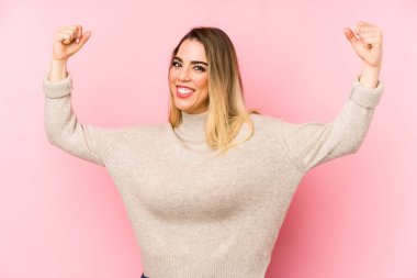 Orta yaşlı bir kadının izole edilmiş bir geçmişi var. Güçlü bir jest yapıyor. Kadınsı gücün sembolü.