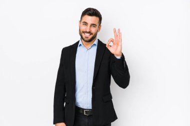 Beyaz bir geçmişe karşı beyaz bir iş adamı yalnız, neşeli ve kendinden emin..