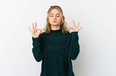 Beyaz sırtlı genç beyaz kadın sıkı çalışma gününden sonra rahatlıyor, yoga yapıyor..