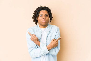 Genç Afrikalı Amerikalı Rasta adam iki seçenek arasında seçim yapmaya çalışıyor..