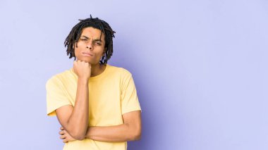 Genç Afro-Amerikan Rasta adam şüpheli, belirsiz, seni inceliyor..