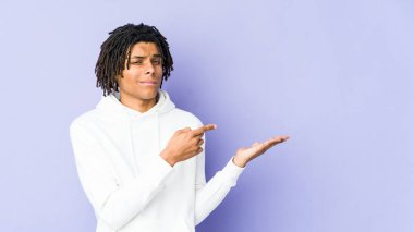 Genç Afrikalı Amerikalı Rasta adam Palm 'da bir fotokopi yeri tutarken heyecanlandı..