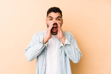 Genç, melez, Arap bir adam izole edilmiş, bağırıyor..