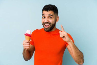 Dondurma tutan genç Latin bir adamın bir fikri, ilham konsepti var..