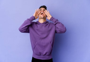 Mor arka planda izole edilmiş beyaz bir adam heyecanlı bir şekilde bağırıyor..